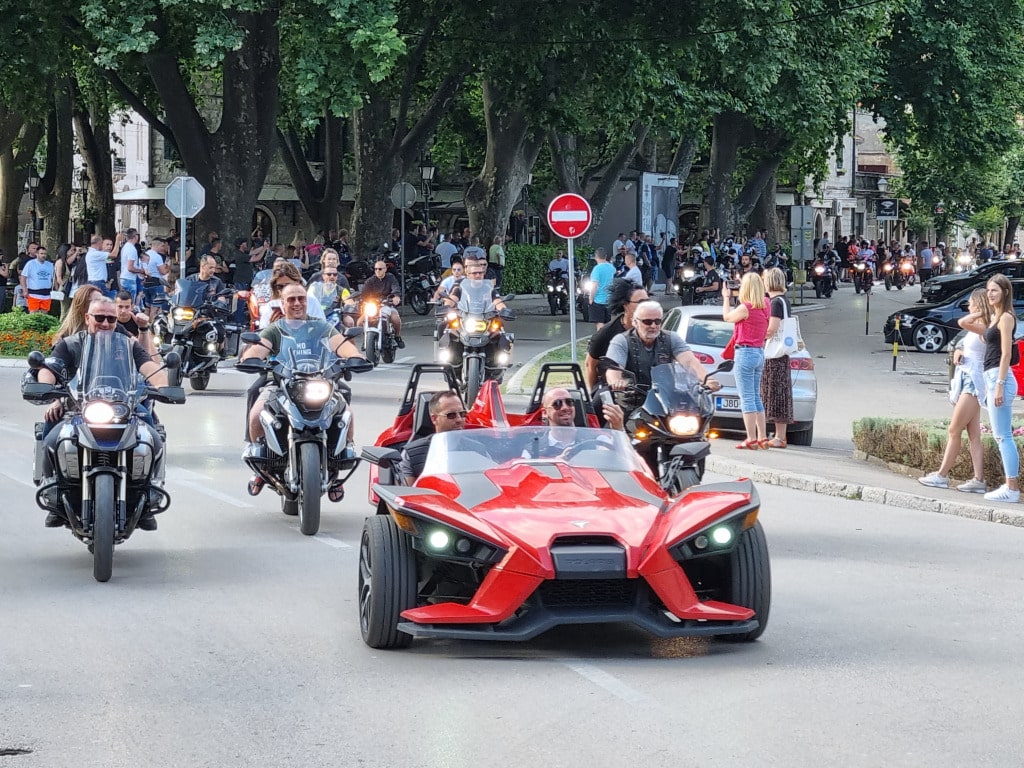 Nikada Du I Defile Hiljade Bajkera Pro Lo Ulicama Trebinja Video